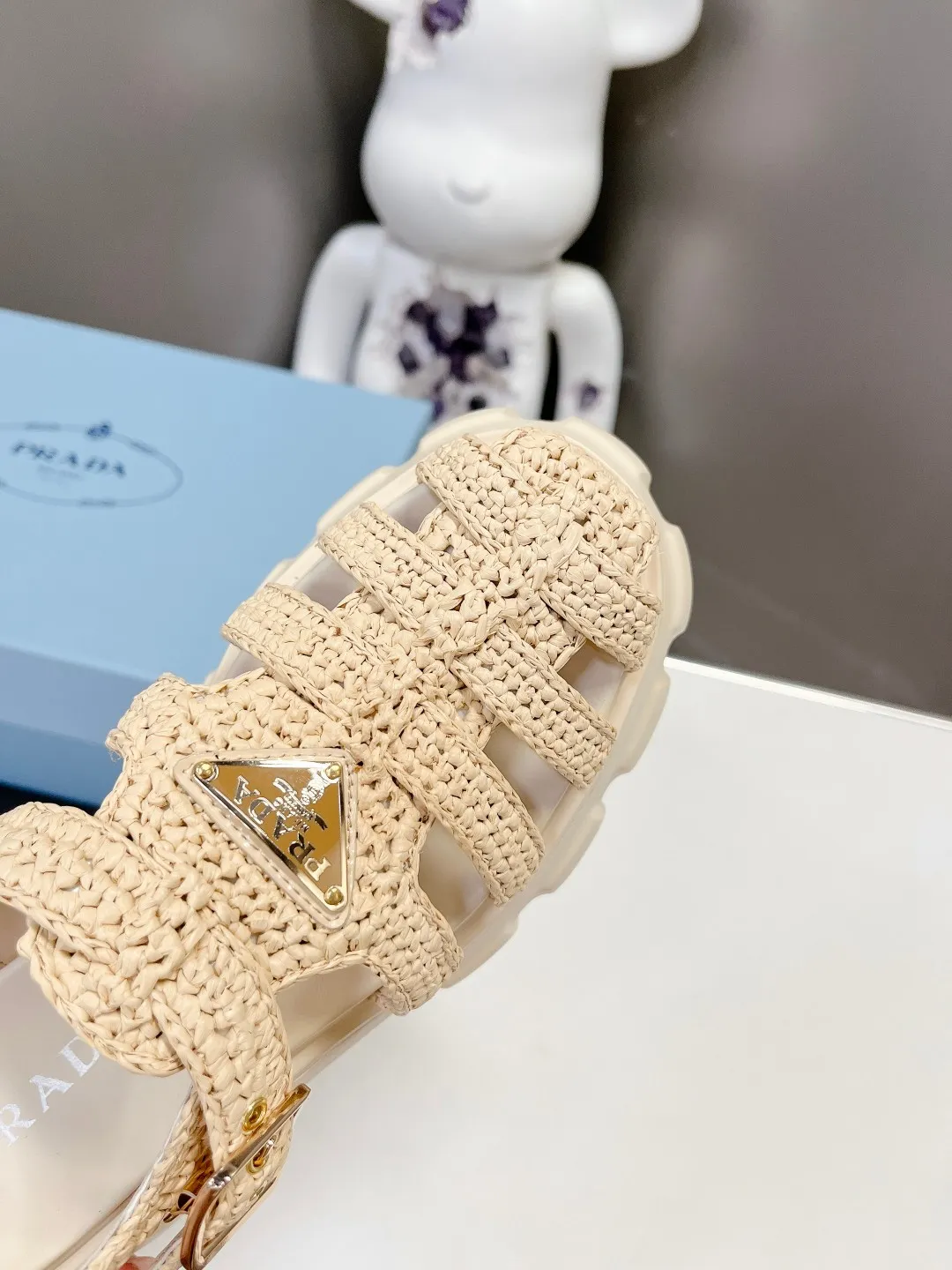 👟👟Ex-factory price 640👟👟 Straw 2023 exclusive version super hot🎊🎊🎊hot prada Prada cage shoes sawtooth Roman braided thick-soled rubber sandals retro fashionable and avant-garde gear teeth 55mm Thick-soled soles, the upper perfectly restores the original craftsmanship, and is made of purely hand-woven uppers. The cost is extremely high, making the whole pair of shoes light and comfortable, full of holiday feel, and bright colors 💐💐💐💐 to satisfy a variety of choices for fashionable people with different styles! The iconic metal triangle logo is paired with the shape of ancient beach sandals. Every design element is fashionable! Code number 35-40